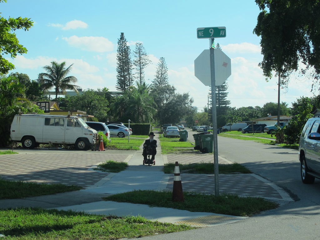 צפו: הרבי מסאטמר נופש ומטייל בפלורידה