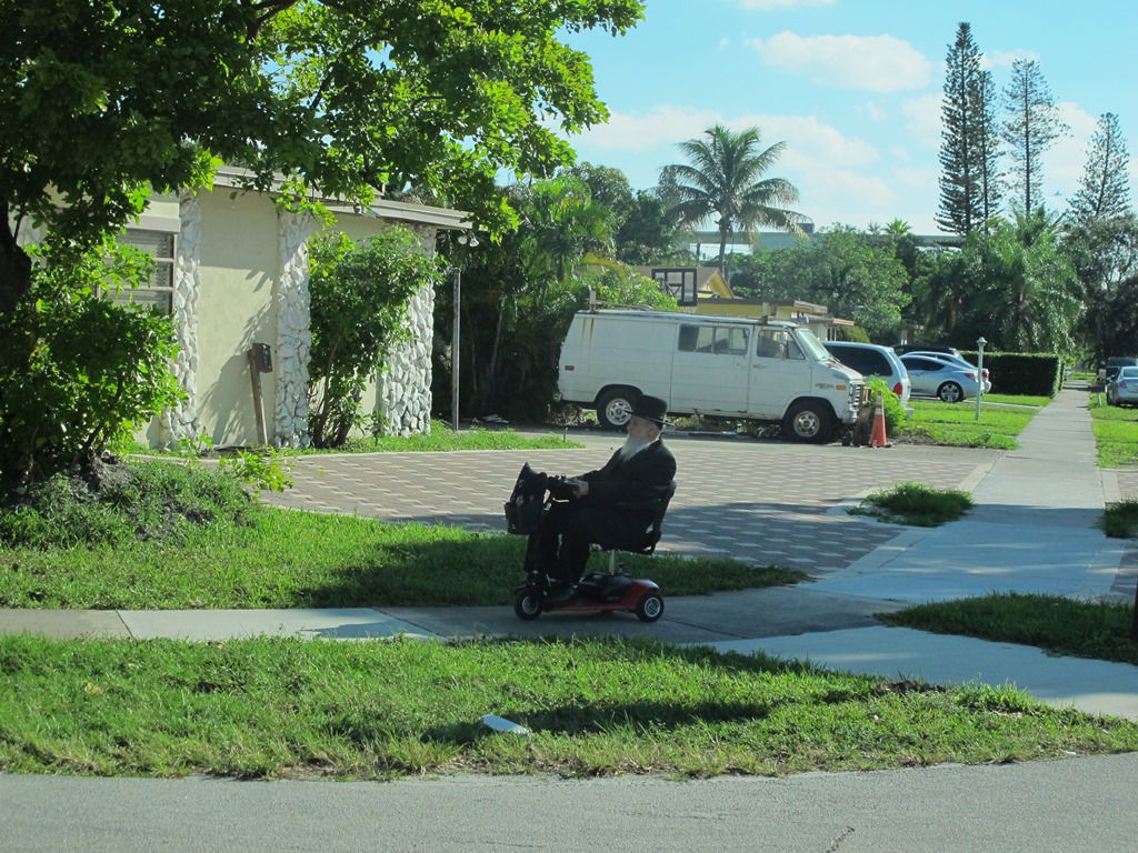 צפו: הרבי מסאטמר נופש ומטייל בפלורידה