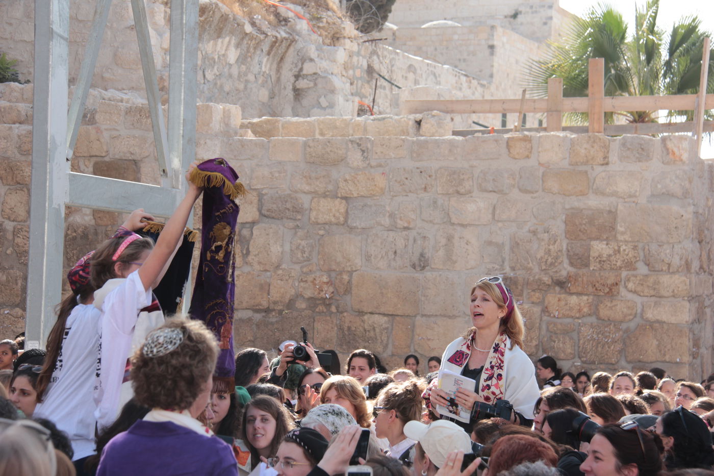 'נשות הכותל' הקדימו את בואן והשתלטו על הרחבה