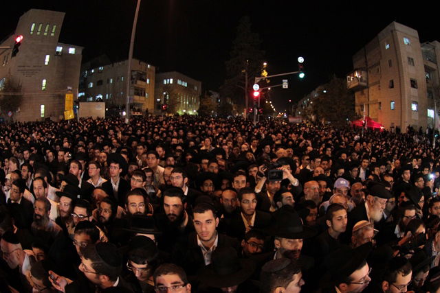 אלפים בעצרת השלושים לפטירת מרן הגר"ע יוסף