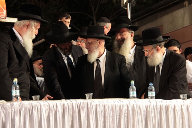 אלפים בעצרת השלושים לפטירת מרן הגר"ע יוסף