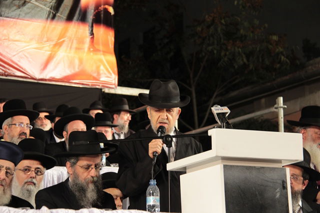 אלפים בעצרת השלושים לפטירת מרן הגר"ע יוסף