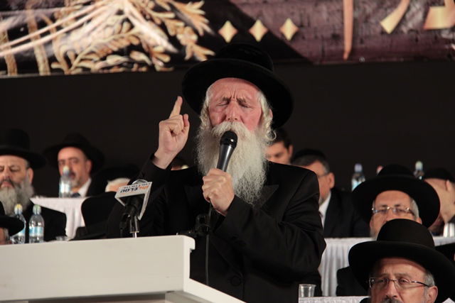 אלפים בעצרת השלושים לפטירת מרן הגר"ע יוסף