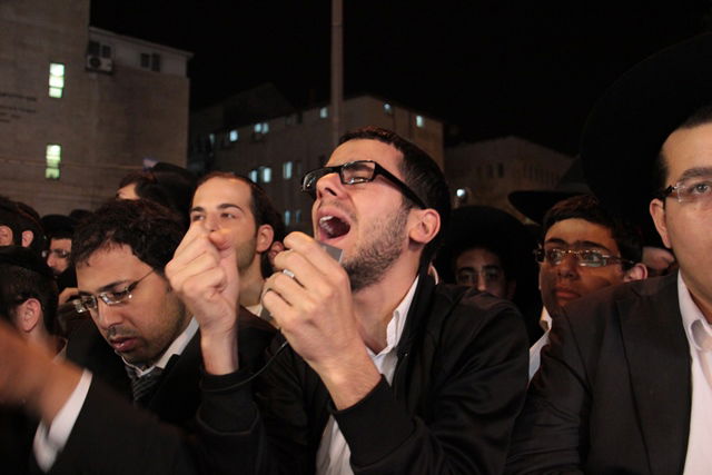 אלפים בעצרת השלושים לפטירת מרן הגר"ע יוסף