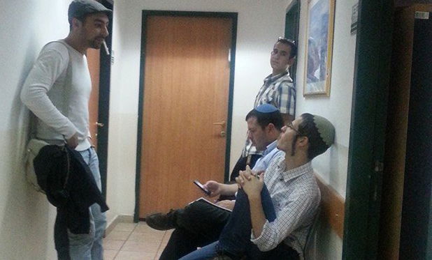 הכתבים עקיבא נוביק, קובי נחשוני ויאיר שרקי מחוץ לישיבה