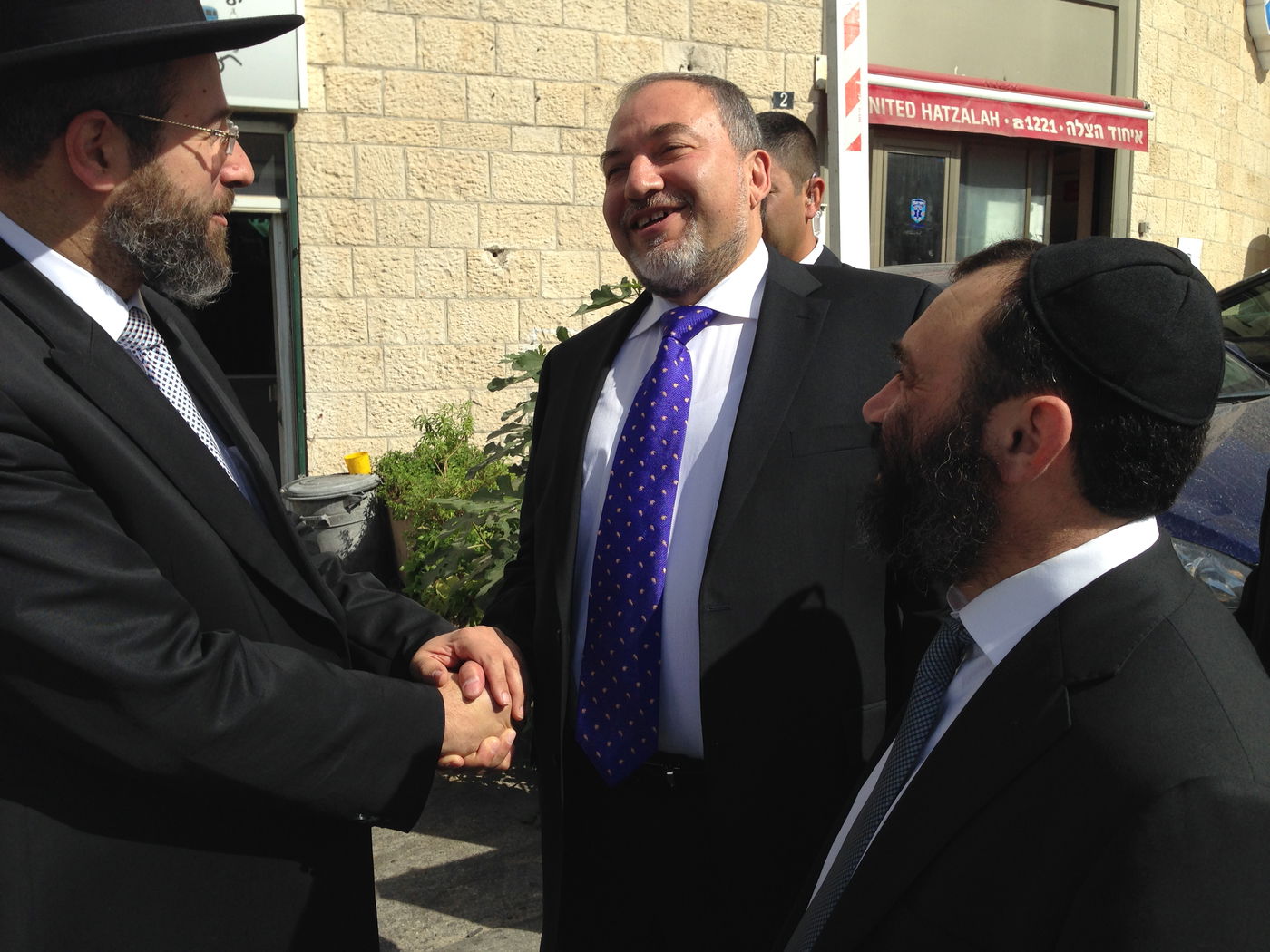 ליברמן זוכה ובא להתברך מהרב דוד לאו • תיעוד