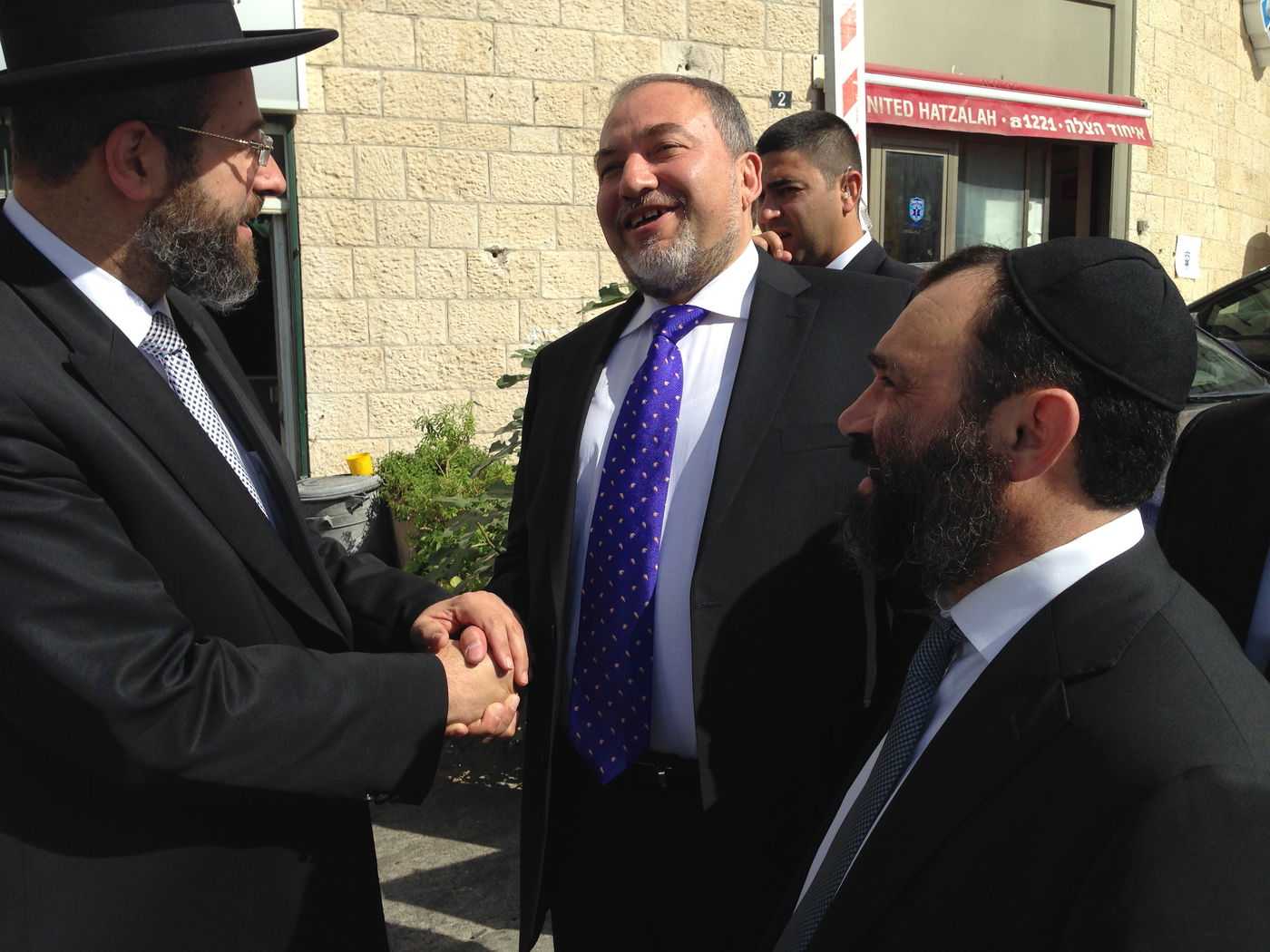 ליברמן זוכה ובא להתברך מהרב דוד לאו • תיעוד