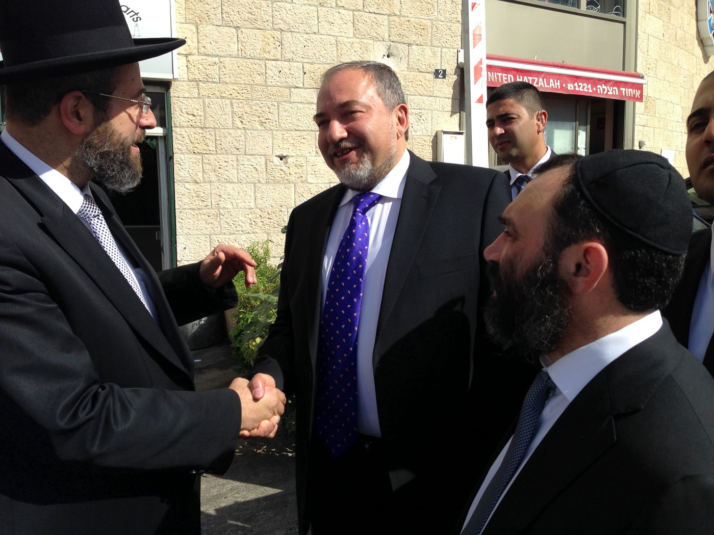 ליברמן זוכה ובא להתברך מהרב דוד לאו • תיעוד