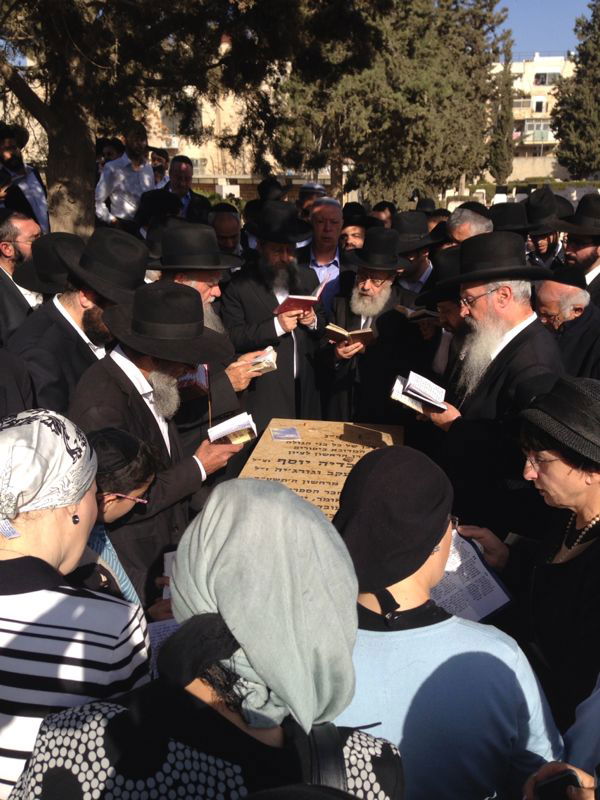 בניו ובנותיו של מרן עלו לקברו