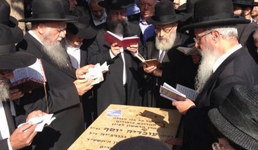 הגר"א בקשי דורן ובני של מרן על ציונו של הרב עובדיה יוסף זצ"ל