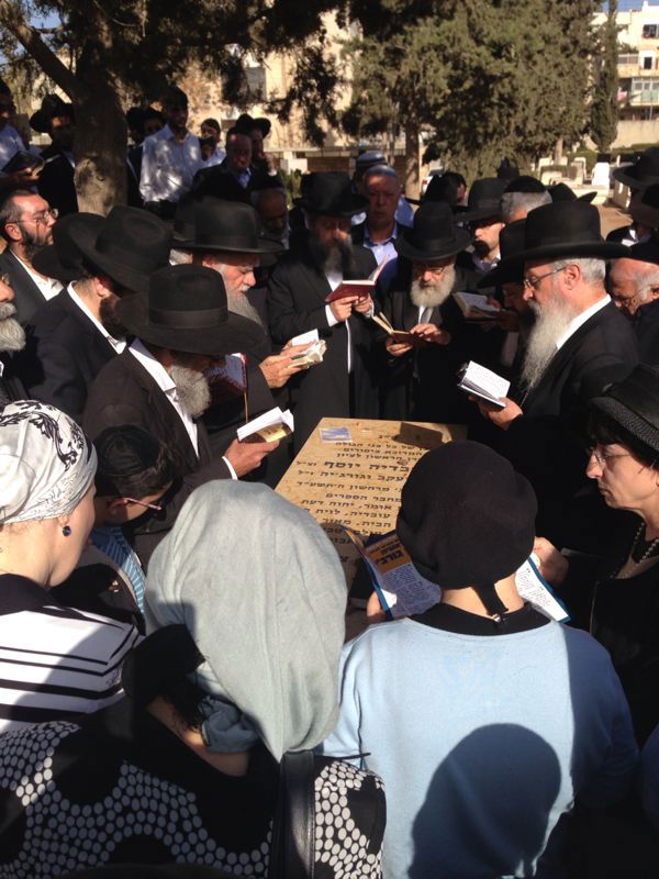 בניו ובנותיו של מרן עלו לקברו