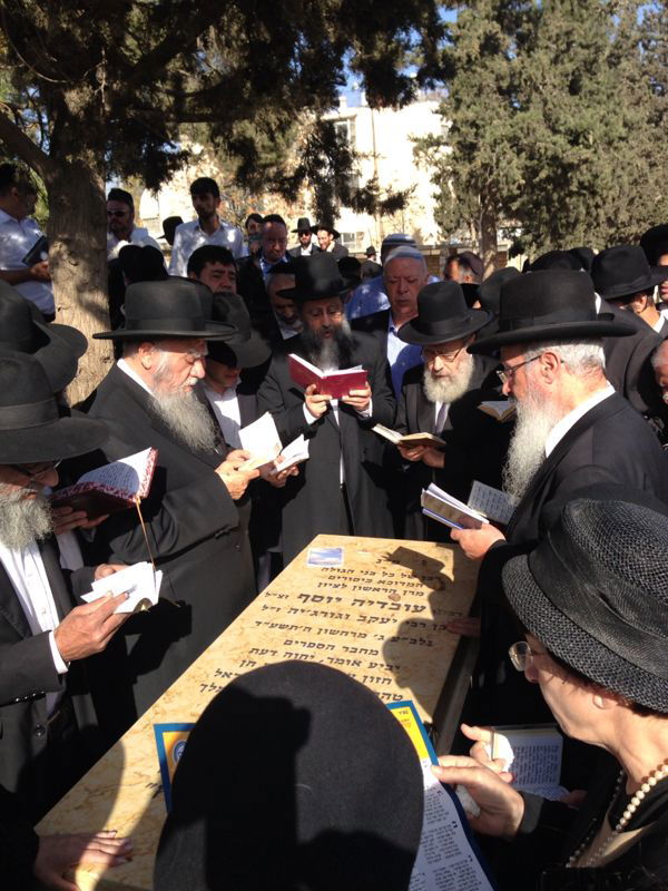 בניו ובנותיו של מרן עלו לקברו