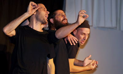 כל האולם במה