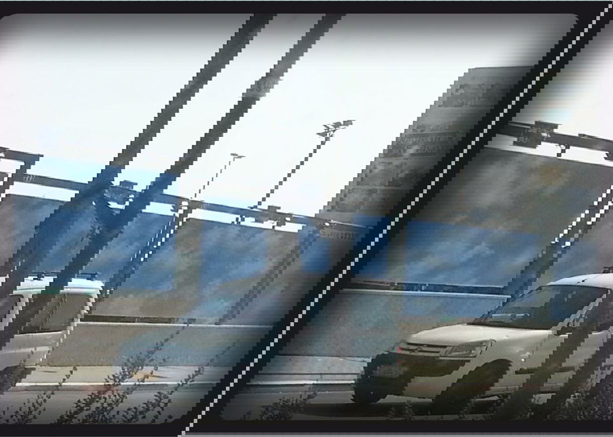 לפני כמה חודשים הוצבו בכניסה לירושלים עוד שלטים שמיועדים למודעות. כאילו לא מספיקים לנו המלונות בכניסה לעיר שהפכו לשלטי פרסום ענקיים, וכאילו כבר שכחנו את התינוק גדול הממדים עם הנשיקות שהבית היהודי תלה על בניין שלם. בזמן הבחירות המוניציפליות, שטחי הפרסום החדשים היו מלאים. מ"לעצור את ההתחרדות" ועד "אוהבים אותך מרן". אבל מאז יום הבוחר יש כנראה פחות תקציבי פרסום, וכך צילמתי שם השבוע את התמונה הזאת: שלטים של שמיים כחולים ובהם עננים לבנים. חסידים נוהגים לשאול: "הסתכלת היום אל השמיים?". כלומר, האם זכרת להתנתק מענייני העולם הזה ופעם ביום לשאת עיניים מהרחוב החולף למעלה, אל השמיים. עכשיו בירושלים כבר לא צריך להרים עיניים אל השמיים, הם מחכים לך ליד הפקק, לצד הכביש.