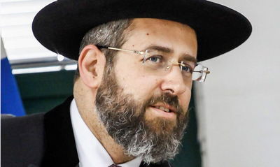 צפו: הרב הראשי לישראל שר "והיא שעמדה"