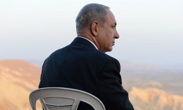 מפנה עורף לשותפיו? נתניהו בשדה בוקר, אמש