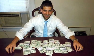 צפו: מצא 98 אלף דולר ומיהר להחזיר