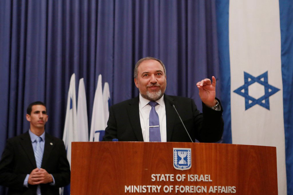 ליברמן שב למשרד החוץ: "מצאתי את המשרד בדיוק כמו שהשארתי"