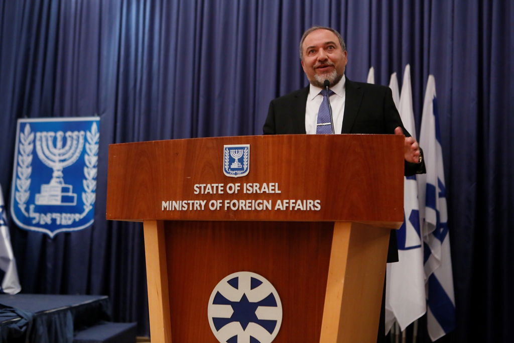 ליברמן שב למשרד החוץ: "מצאתי את המשרד בדיוק כמו שהשארתי"