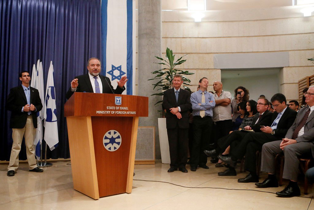 ליברמן שב למשרד החוץ: "מצאתי את המשרד בדיוק כמו שהשארתי"