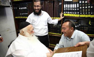 יחיאל זוהר מקבל את ברכת מרן הגר"ח קנייבסקי