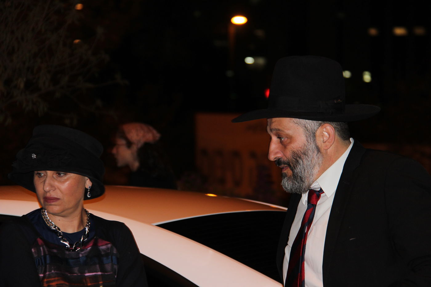 צפו: הגר"מ יוסף פרץ בבכי בחופת בתו