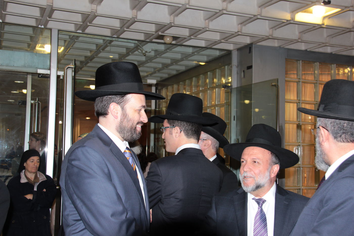 צפו: הגר"מ יוסף פרץ בבכי בחופת בתו