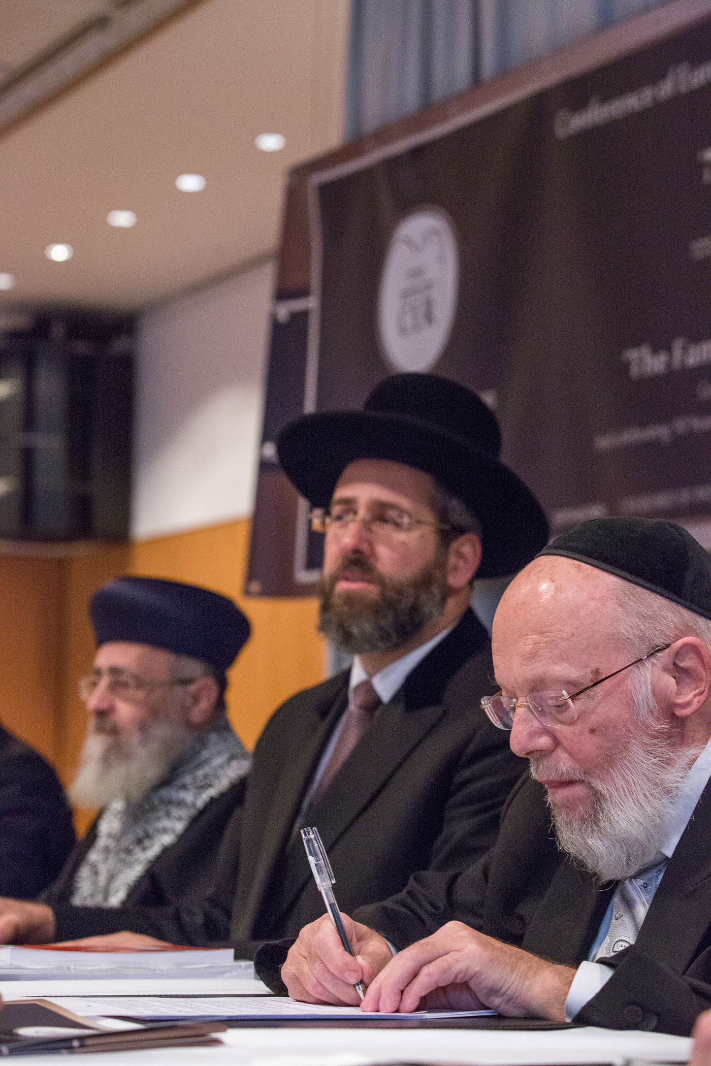 תקנה באירופה: סרבני גט לא יקבלו שירותי דת ולא יתקבלו לקהילות