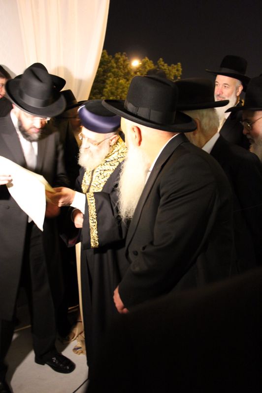 הרב יצחק יוסף מציג: גלימת זהב