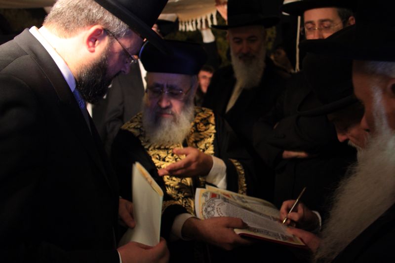 הרב יצחק יוסף מציג: גלימת זהב