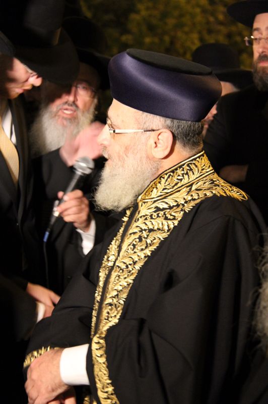 הרב יצחק יוסף מציג: גלימת זהב