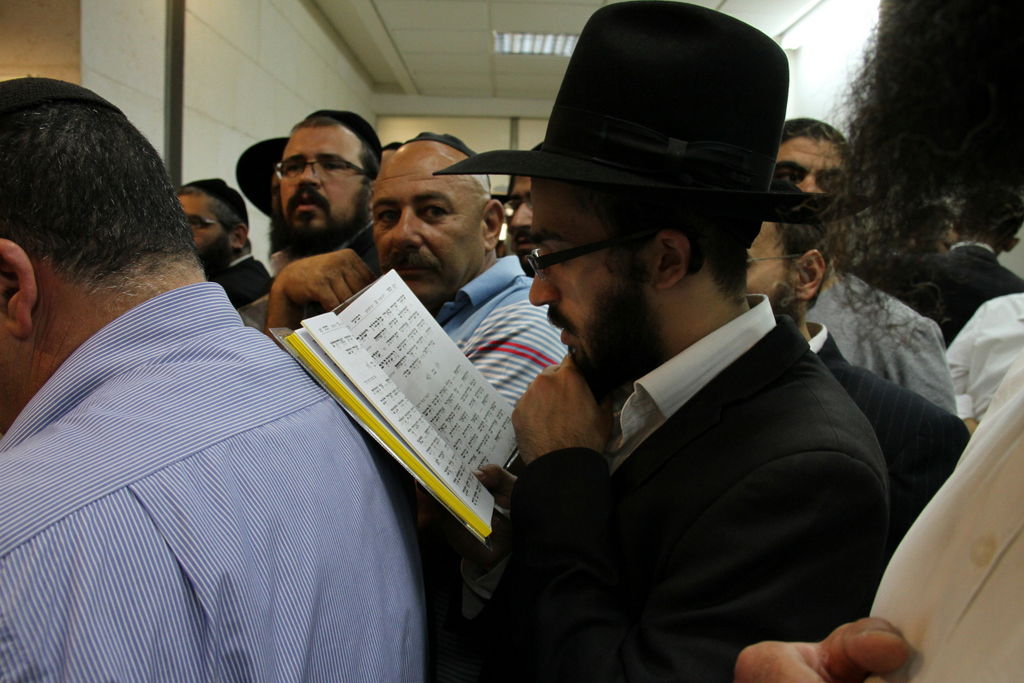 צפו: תלמידי הרב אברג'ל מתפללים בבית המשפט