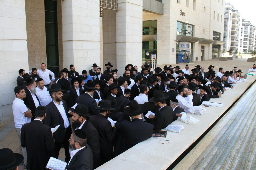 צפו: תלמידי הרב אברג'ל מתפללים בבית המשפט