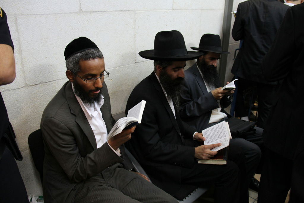 צפו: תלמידי הרב אברג'ל מתפללים בבית המשפט