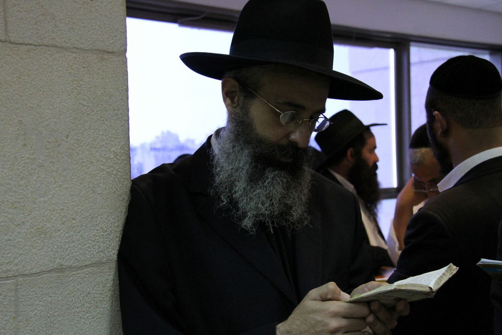 צפו: תלמידי הרב אברג'ל מתפללים בבית המשפט