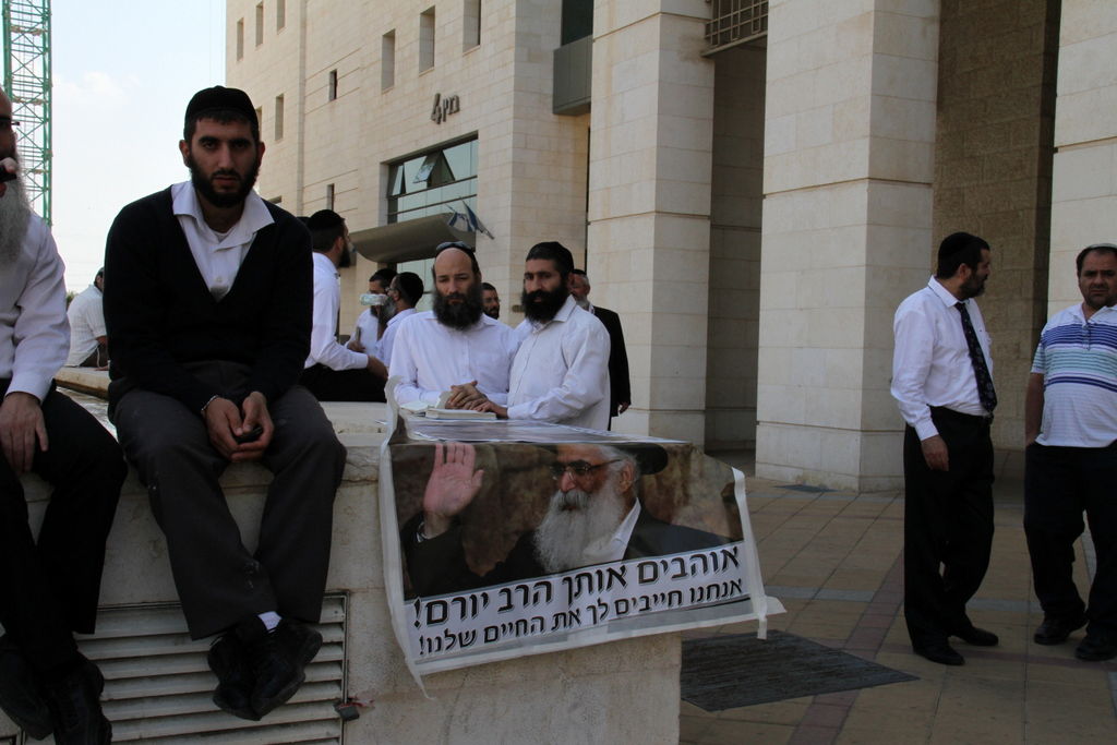 צפו: תלמידי הרב אברג'ל מתפללים בבית המשפט