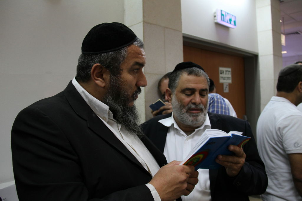 צפו: תלמידי הרב אברג'ל מתפללים בבית המשפט