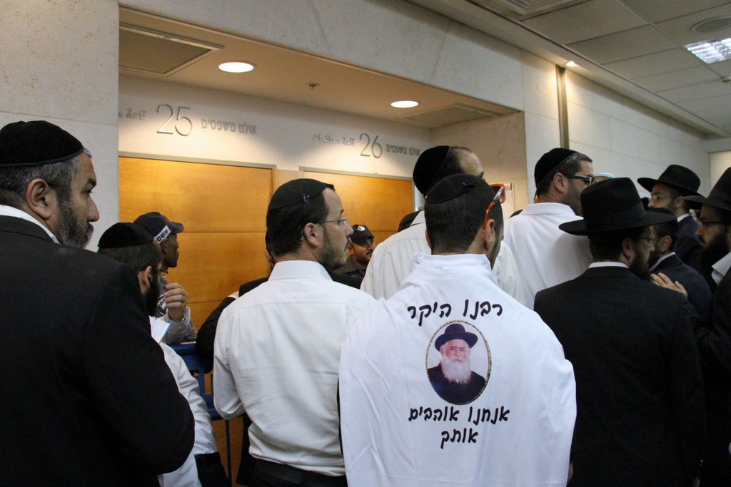 צפו: תלמידי הרב אברג'ל מתפללים בבית המשפט