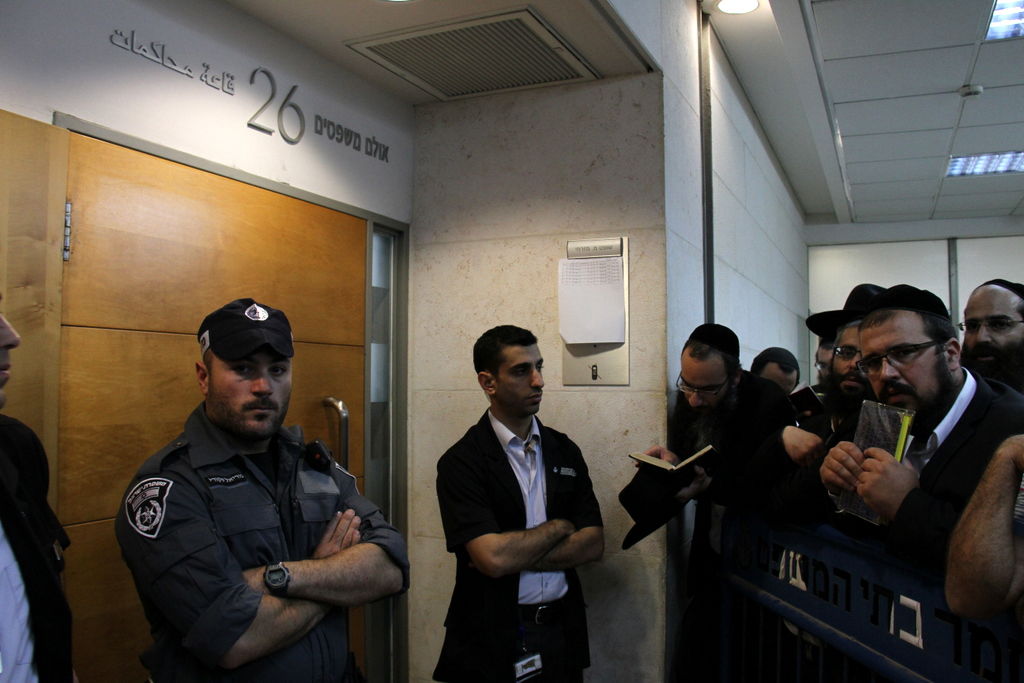 צפו: תלמידי הרב אברג'ל מתפללים בבית המשפט