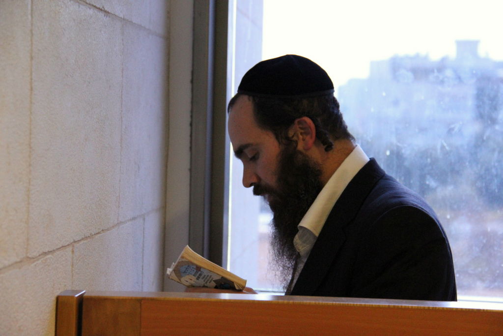 צפו: תלמידי הרב אברג'ל מתפללים בבית המשפט