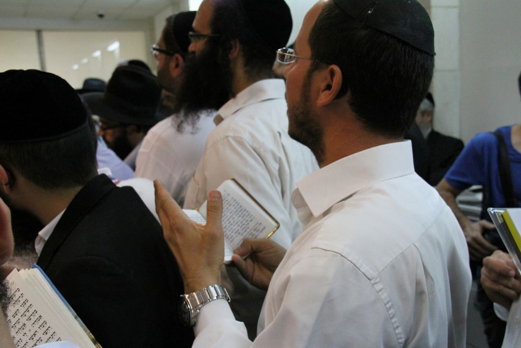 צפו: תלמידי הרב אברג'ל מתפללים בבית המשפט