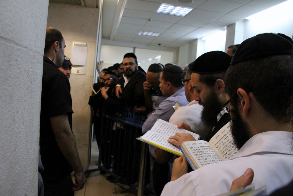 צפו: תלמידי הרב אברג'ל מתפללים בבית המשפט