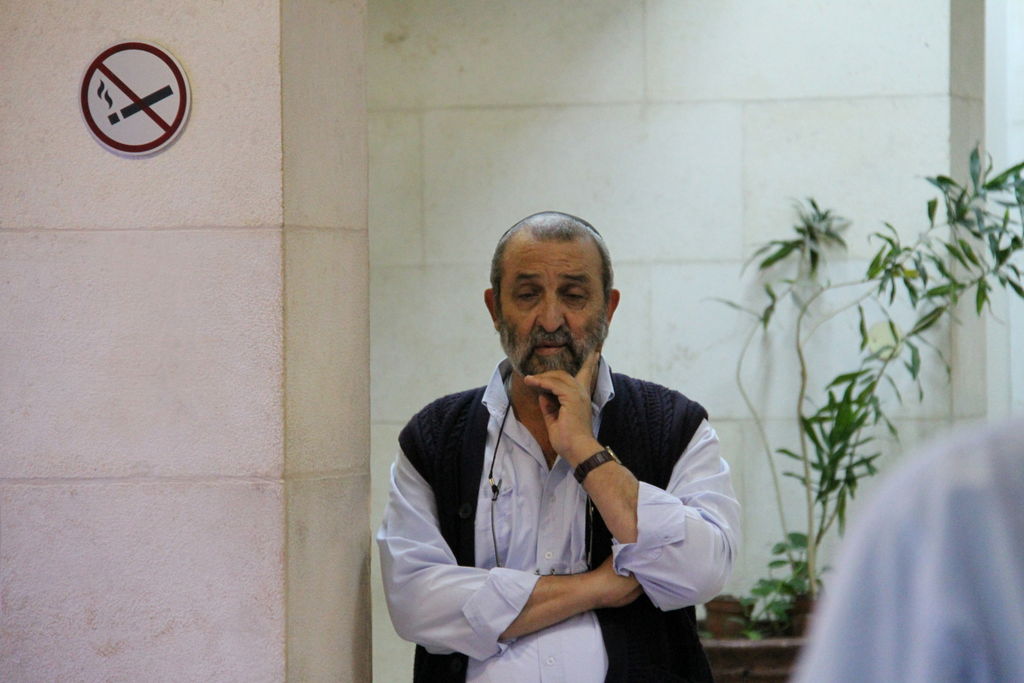 צפו: תלמידי הרב אברג'ל מתפללים בבית המשפט