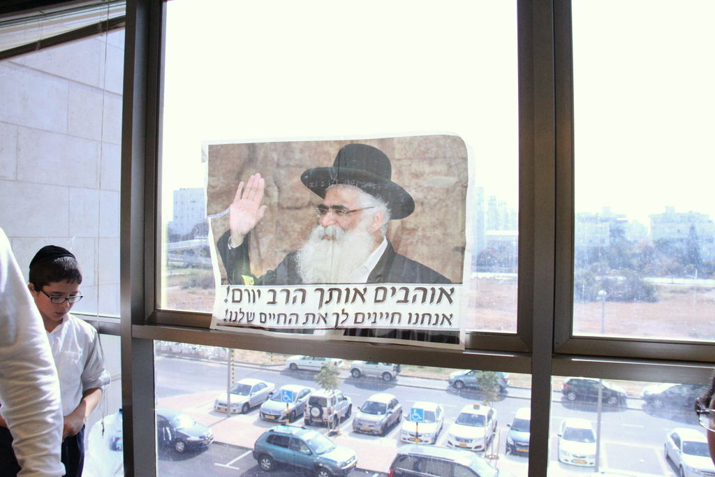 צפו: תלמידי הרב אברג'ל מתפללים בבית המשפט