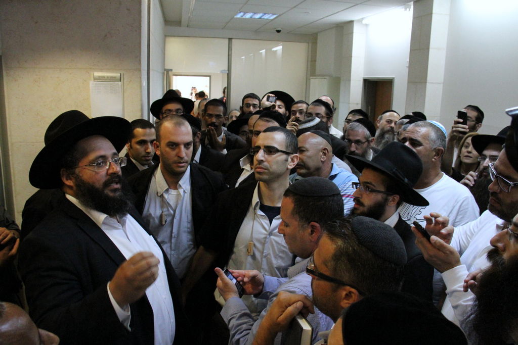 צפו: תלמידי הרב אברג'ל מתפללים בבית המשפט