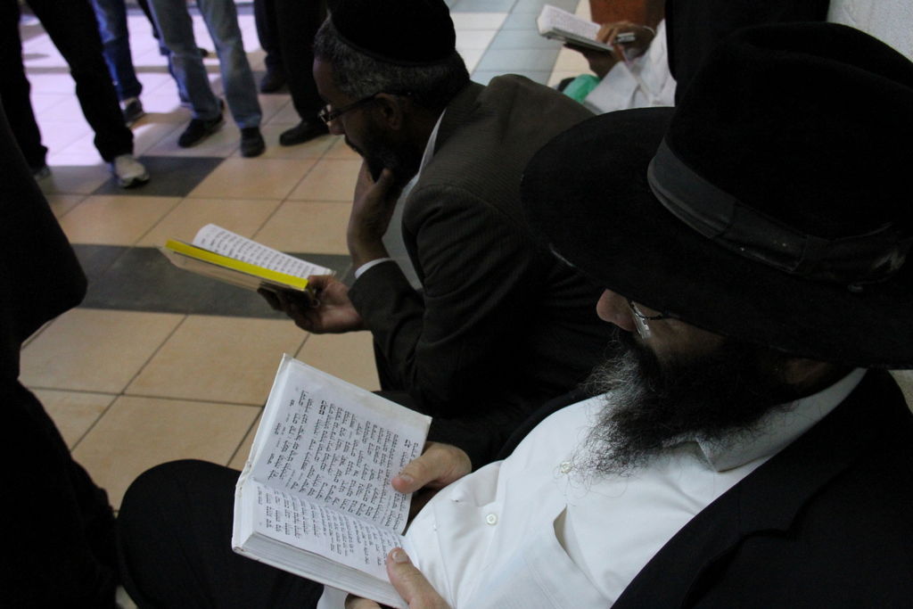 צפו: תלמידי הרב אברג'ל מתפללים בבית המשפט