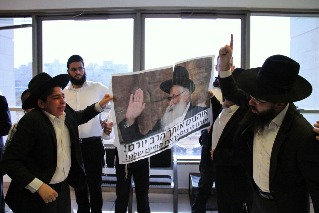 צפו: תלמידי הרב אברג'ל מתפללים בבית המשפט