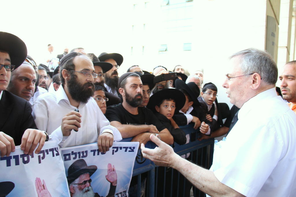 צפו: תלמידי הרב אברג'ל מתפללים בבית המשפט