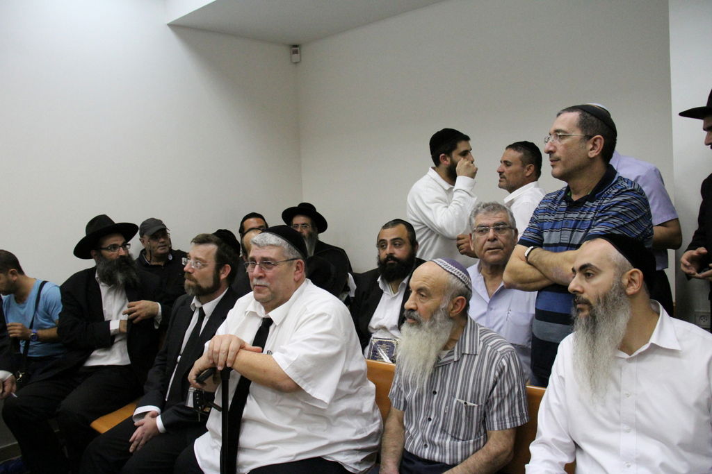 צפו: תלמידי הרב אברג'ל מתפללים בבית המשפט