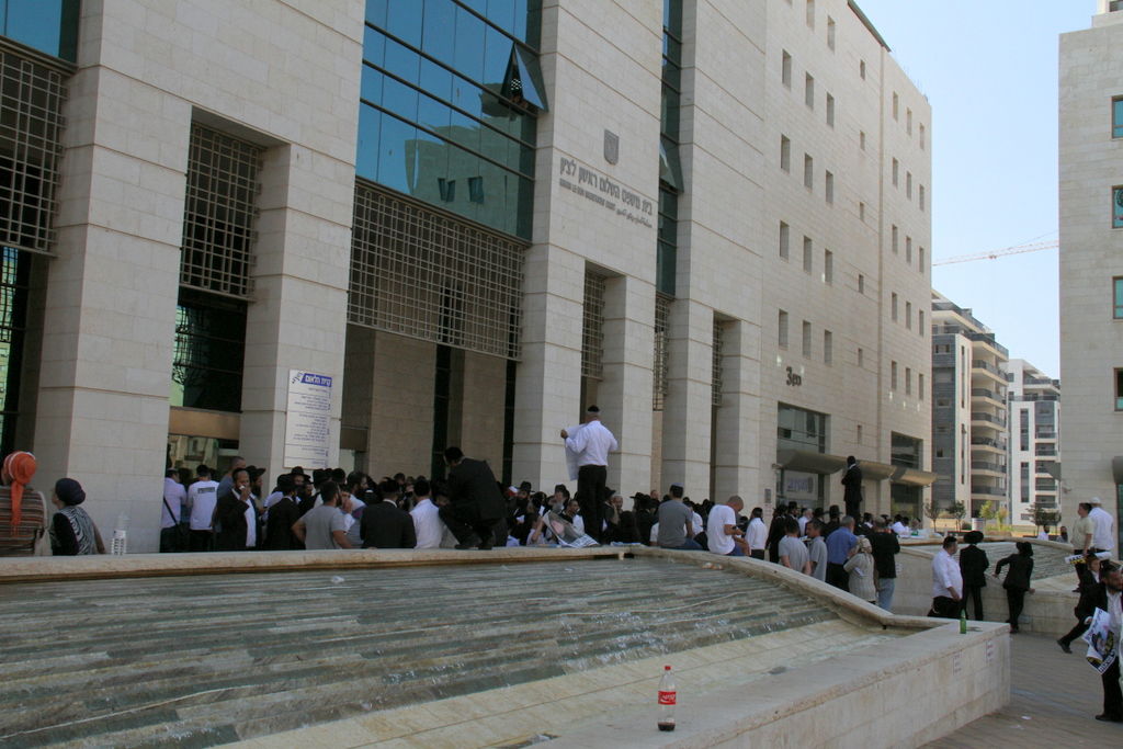 צפו: תלמידי הרב אברג'ל מתפללים בבית המשפט